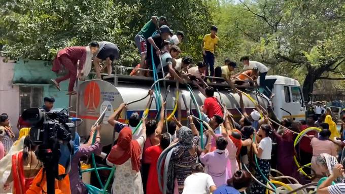 Über 45 Grad in Indien: Menschen stürmen Wassertank