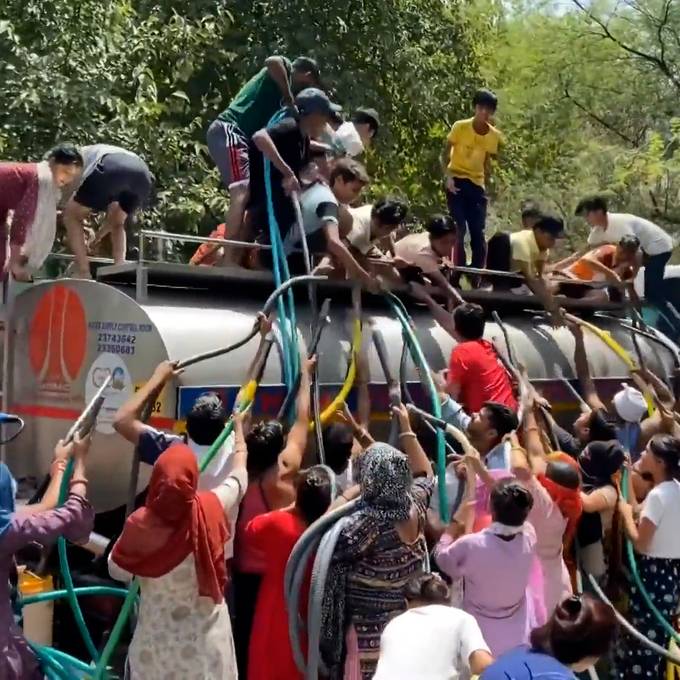 Über 45 Grad in Indien: Menschen stürmen Wassertank