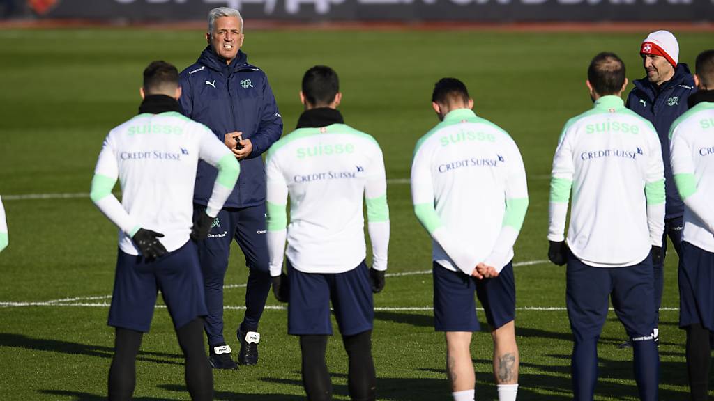 Vladimir Petkovic schwört sein Team im Abschlusstraining auf das Spiel gegen Bulgarien ein