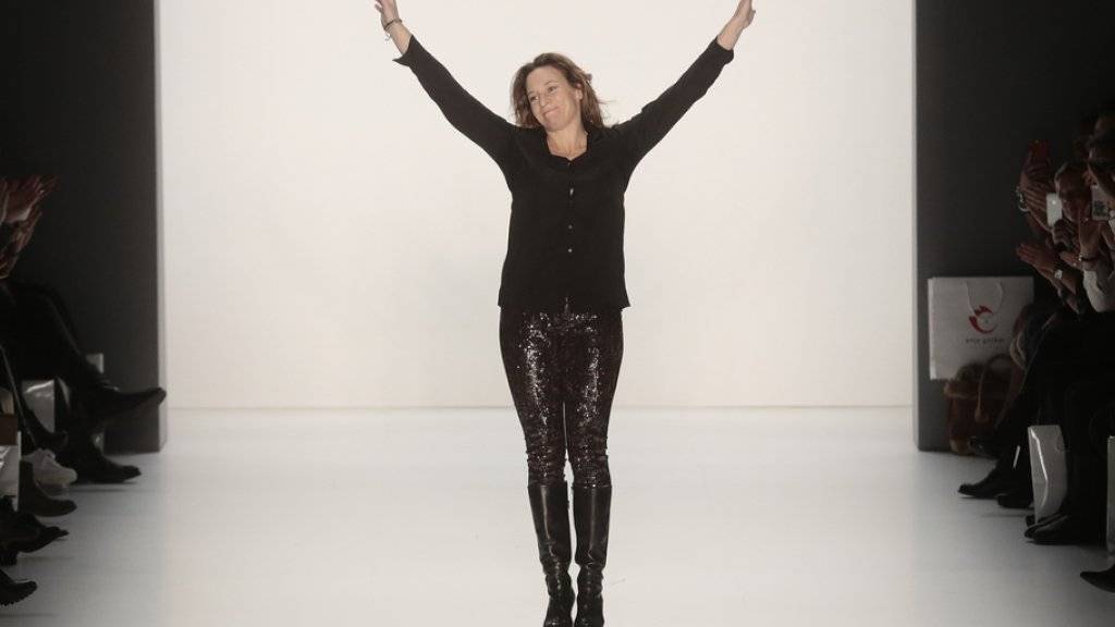 Anja Gockel wirbt ganz in Schwarz für farbenfrohe Mode (Archiv)