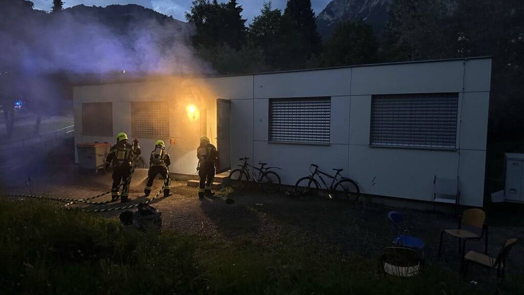 Bei Ausbruch des Brandes befanden sich fünf Personen im Wohncontainer.