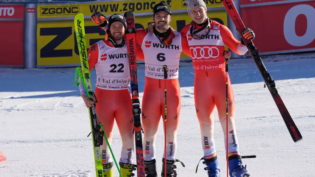 Die Schweizer räumen in Val d'Isère ab: Der Sieg im Riesenslalom geht an Loïc Meillard (Mitte), Zweiter wird Luca Aerni (links) und Dritter Marco Odermatt