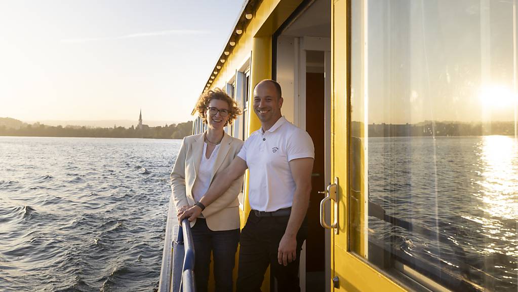 Geschäftsführerin der GGZ Maria Hügin hat die MS Yellow dem neuen Kapitän Olivier Perrot übergeben.