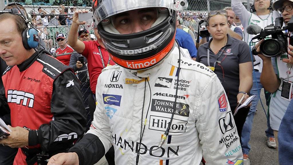 Traum geplatzt: Fernando Alonso muss seine letzten Meter in Indianapolis nach einem Motorschaden zu Fuss zurücklegen