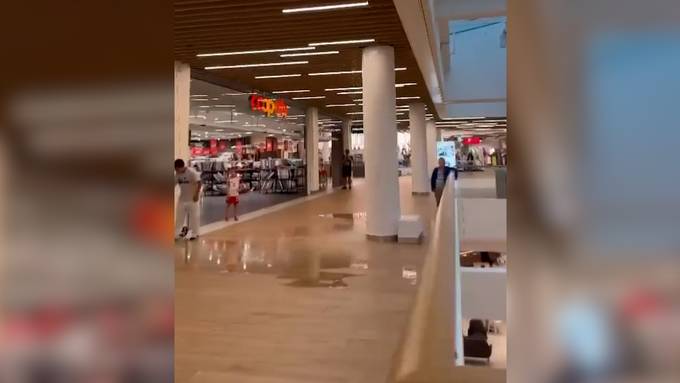 Nasse Füsse beim Shoppen: Volkiland hält Regen nicht Stand