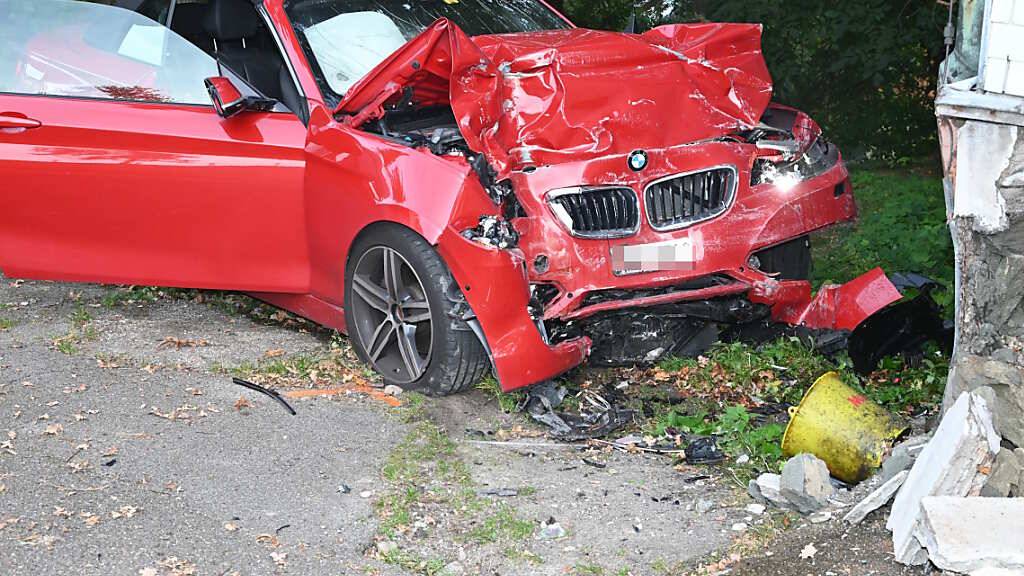 Ein 64-jähriger Autofahrer ist am Freitagabend in Mörschwil in eine Hauswand gefahren. Die Unfallursache ist noch unklar.