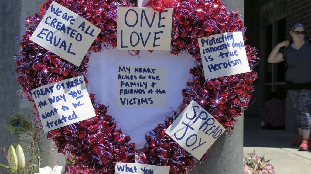 Die Einwohner von Portland reagierten mit Mahnwachen auf die tödliche Attacke. Dieser herzförmige Kranz mit positiven Botschaften wurde an der Gedenkstätte für die Opfer aufgestellt.