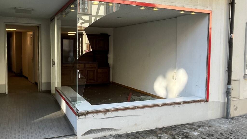 Beim Sturz des Motorradfahrers wurde das Schaufenster zerstört.