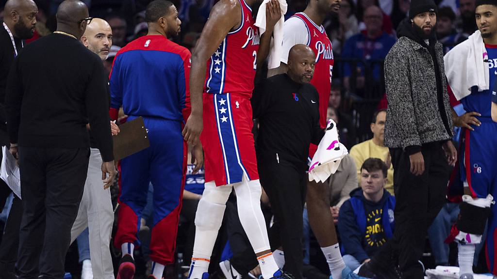 Joel Embiid, der sich das Gesicht hält, leidet an einer Fraktur der Nasennebenhöhlen