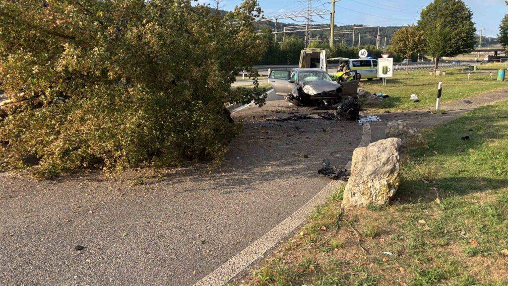 Bilder vom Unfallort zeugen von der Wucht des Aufpralls.