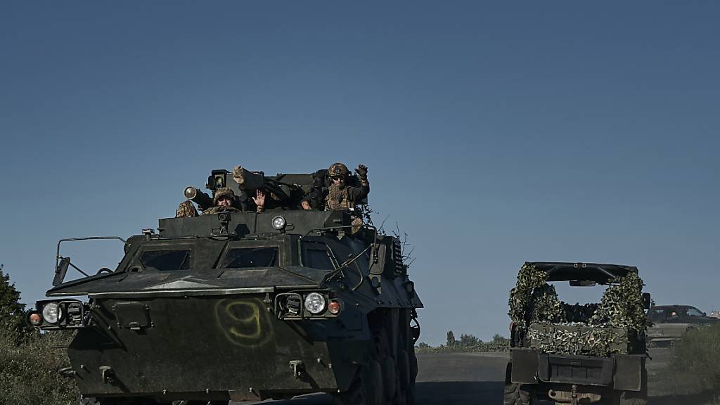 Ukrainische Soldaten fahren auf einem Mannschaftstransportwagen an der Frontlinie in der Nähe von Bachmut. Foto: LIBKOS/AP/dpa