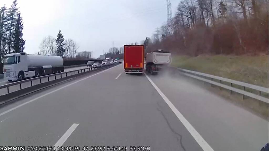 Gefährliche Kamikaze-Aktion: LKW überholt anderen Lastwagen auf Pannenstreifen