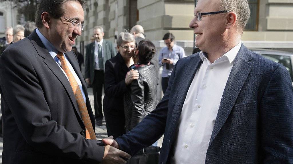 Die Waadtländer Staatsräte Pascal Broulis (FDP, links im Bild) und Pierre-Yves Maillard (SP) freuten sich nach der deutlichen Annahme der Unternehmenssteuerreform III.