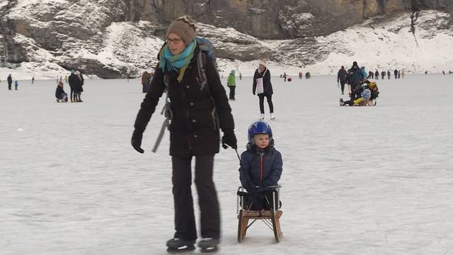 Der Oeschinensee ist gefroren