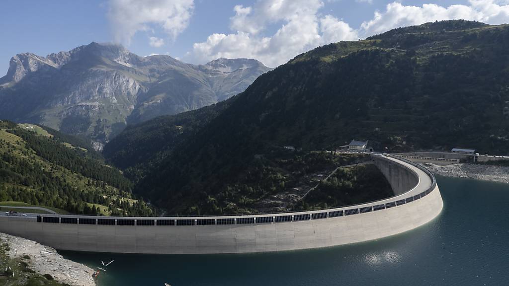 Das Elektrizitätswerk Zürich (EWZ) will künftig nicht nur an Staumauern hochalpine Photovoltaik-Anlagen bauen, sondern auch freistehende. Geplant ist der Bau von zwei Grossanlagen in Surses und Rheinwalden. (Archivbild)