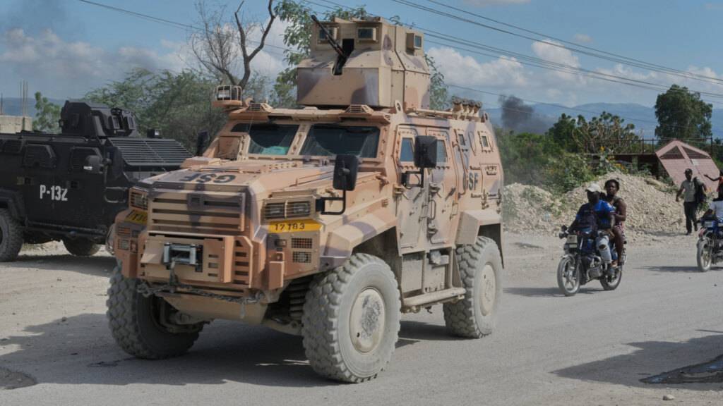 ARCHIV - Gepanzerte Polizeifahrzeuge der «Gang Suppression Force» (GSF) patrouillieren im Stadtteil Tabarre von Port-au-Prince. Foto: Odelyn Joseph/AP/dpa