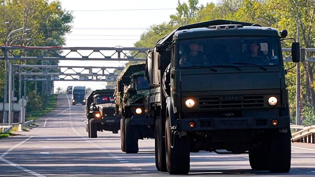 Auf diesem Video bewegt sich eine Kolonne der russischen Streitkräfte zum Aufbau von Kräften, die aktive Kampfhandlungen mit ukrainischen Verbänden im Bezirk Sudschanski in der russischen Region Kursk durchführen. Foto: -/Russian Defense Ministry Press Service via AP/dpa - ACHTUNG: Nur zur redaktionellen Verwendung und nur mit vollständiger Nennung des vorstehenden Credits