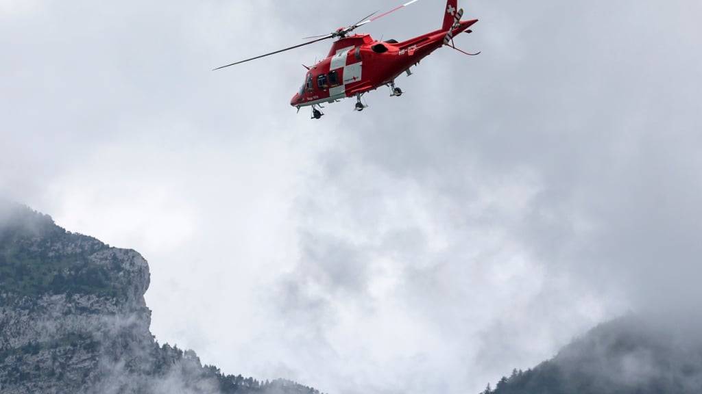 In Kriens LU ist am Montagnachmittag ein Mann bei einem Sturz über die Felswand tödlich verunfallt. (Symbolbild)