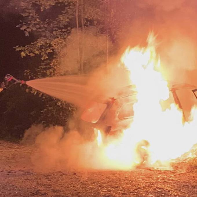 Jeep in Flammen – Alkoholfahrt endet auf Baumstrunk