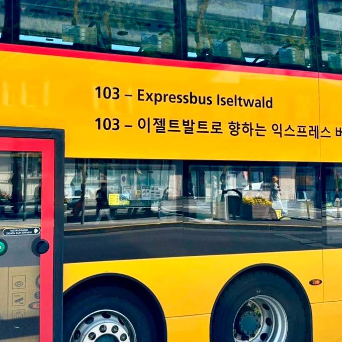 Iseltwald-Hype bricht nicht ab – Postauto jetzt auf koreanisch angeschrieben