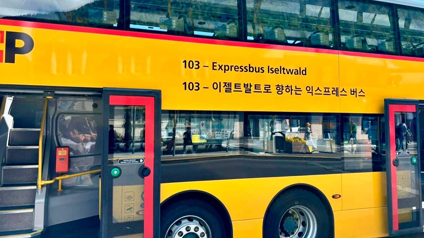 Die Post hat den Expressbus Iseltwald jetzt mit einem koreanischem Schriftzug versehen.