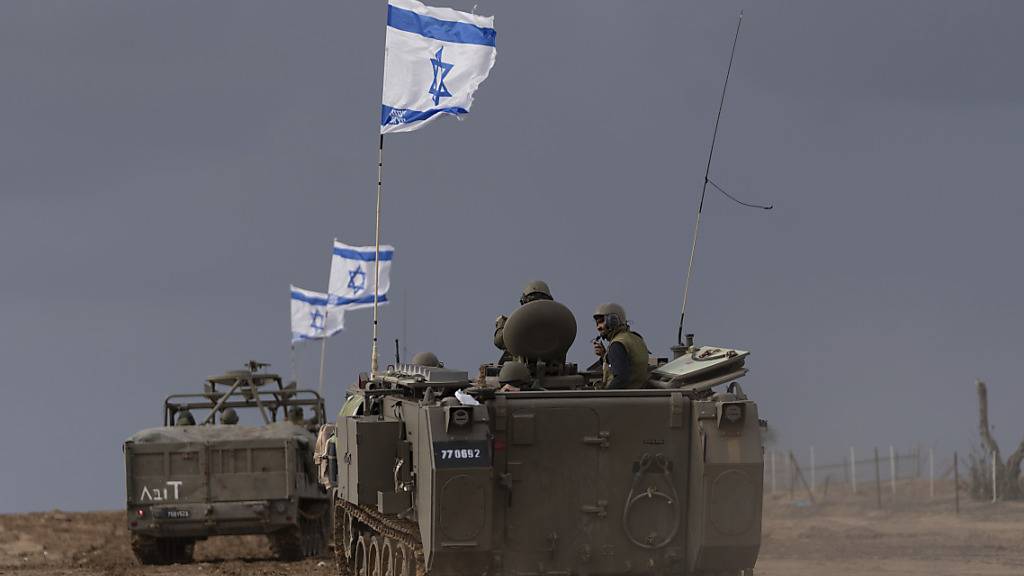 Israelische Soldaten manövrieren gepanzerte Militärfahrzeuge entlang der israelischen Grenze zum Gazastreifen. Foto: Ohad Zwigenberg/AP/dpa