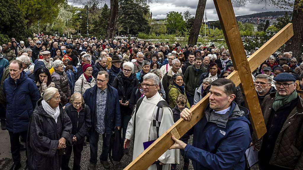 Mehrere hundert Personen nahmen am diesjährigen Kreuzweg in der Stadt Zürich teil.