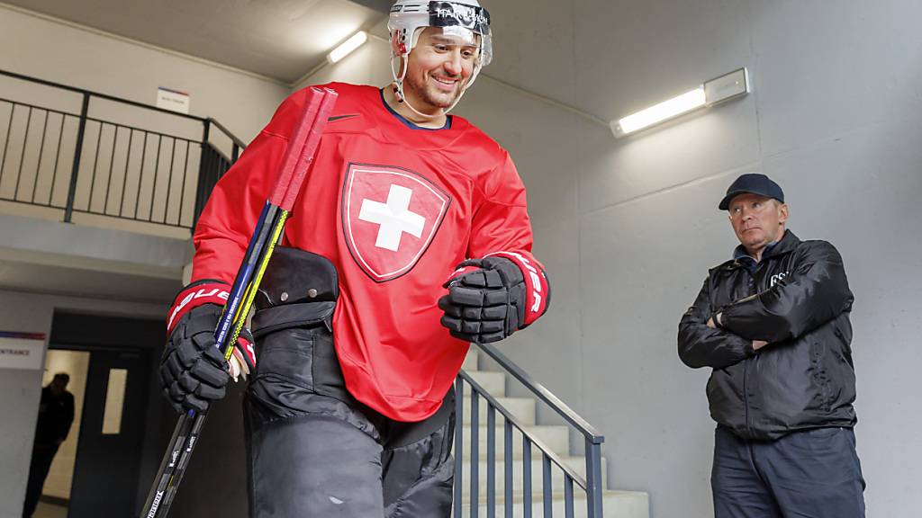 Das Schweizerwappen soll künftig legal auf den Trikots der Eishockey-Nationalmannschaft getragen werden können. Dieser Ansicht ist nach dem Ständerat auch die zuständige Nationalratskommission. (Archivbild)