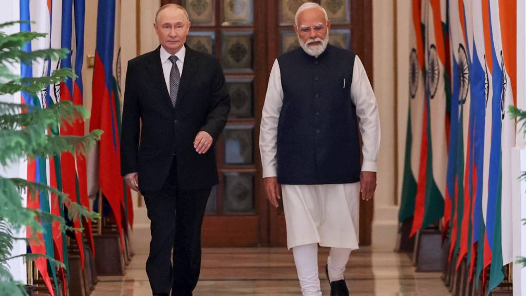 Der russische Präsident Wladimir Putin (l) und der indische Premierminister Narendra Modi treffen zu Gesprächen im Hyderabad House ein. Foto: Alexander Kazakov/Pool Sputnik Kremlin/AP/dpa - ACHTUNG: Nur zur redaktionellen Verwendung und nur mit vollständiger Nennung des vorstehenden Credits