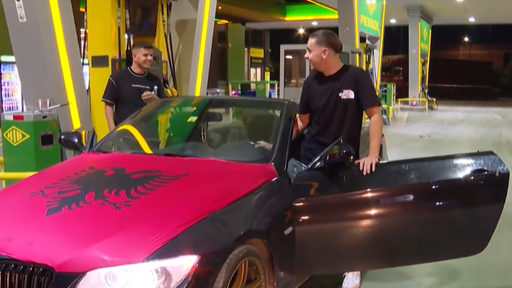 Knattern, posen, Runden drehen – so präsentieren Schweiz-Kosovaren ihre Autos in der Heimat