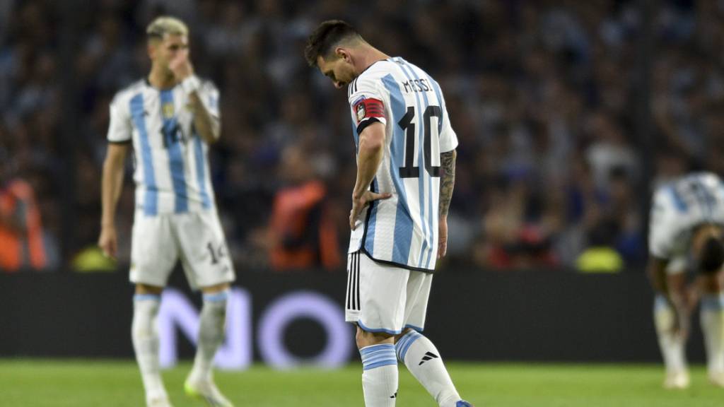 Lionel Messi  kassiert mit Argentinien die erste Niederlage als Weltmeister