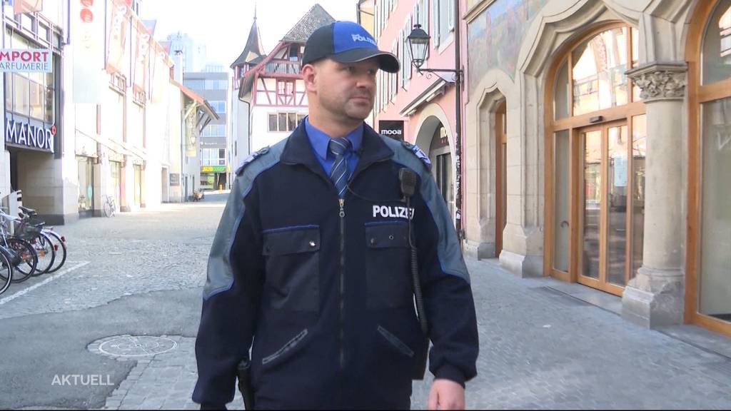 Die Stadtpolizei überprüft Aarauer Geschäfte