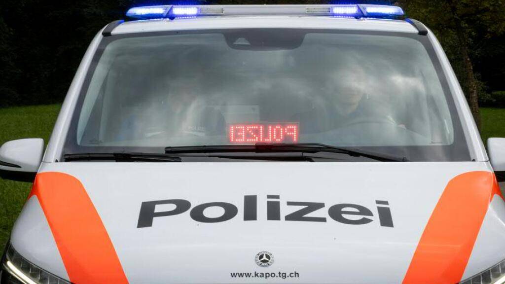 Die Kantonspolizei sucht Zeugen eines Verkehrsunfalls vom Freitag in Frauenfeld: Eine 12-Jährige wurde beim Überqueren einer Strasse von einem Auto angefahren. (Symbolbild)