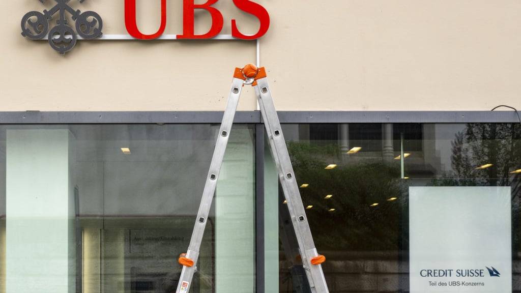 Die UBS hat im zweiten Quartal rund 2,4 Milliarden Dollar Gewinn gemacht. Und auch mit der Integration der Credit Suisse kommt die Grossbank nach eigenen Angaben voran. Im Bild: Eine ehemalige Filiale der Credit Suisse kurz nach der Umwandlung in eine UBS-Geschäftsstelle. (Archivbild)
