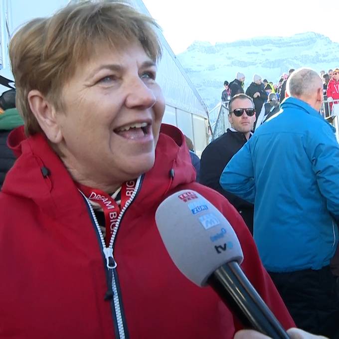 Unter stahlblauem Himmel: Viola Amherd feiert mit Skifans in Wengen