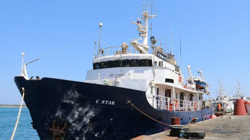 Dieses Schiff haben rechtsextreme Organisationen gechartert, um gegen die Rettungseinsätze vor der libyschen Küste zu demonstrieren.