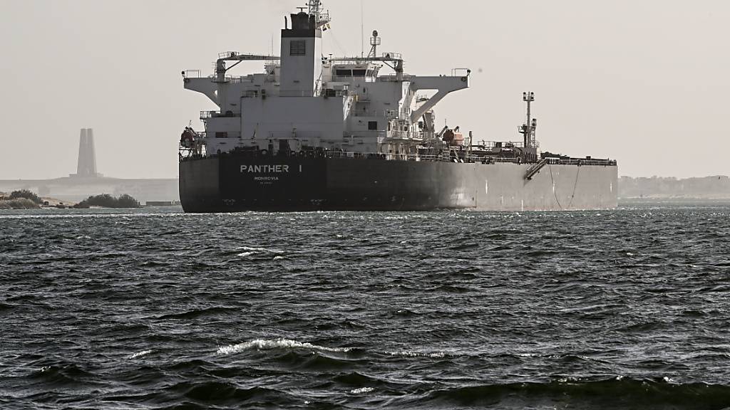 Die Angriffe von jemenitischen Huthi-Rebellen auf Schiffe im Roten Meer haben massive Auswirkungen auf den Handel über den Suez-Kanal. Das über den Kanal abgewickelte Handelsvolumen sei in den vergangenen zwei Monaten um 42 Prozent gesunken. (Archivbild)