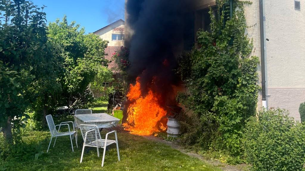 Das an einer Hauswand abgestellte Motorrad fing Feuer.