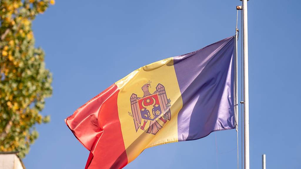 Vor der Botschaft der Republik Moldau weht die Landesflagge. Foto: Christophe Gateau/dpa