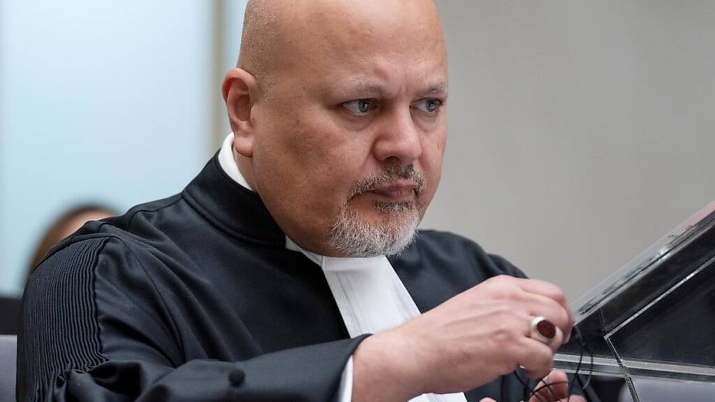 ARCHIV - Staatsanwalt Karim Khan, Chefankläger des Internationalen Strafgerichtshofes, sitzt im Gerichtssaal des Weltstrafgerichts. Foto: Peter Dejong/AP/dpa