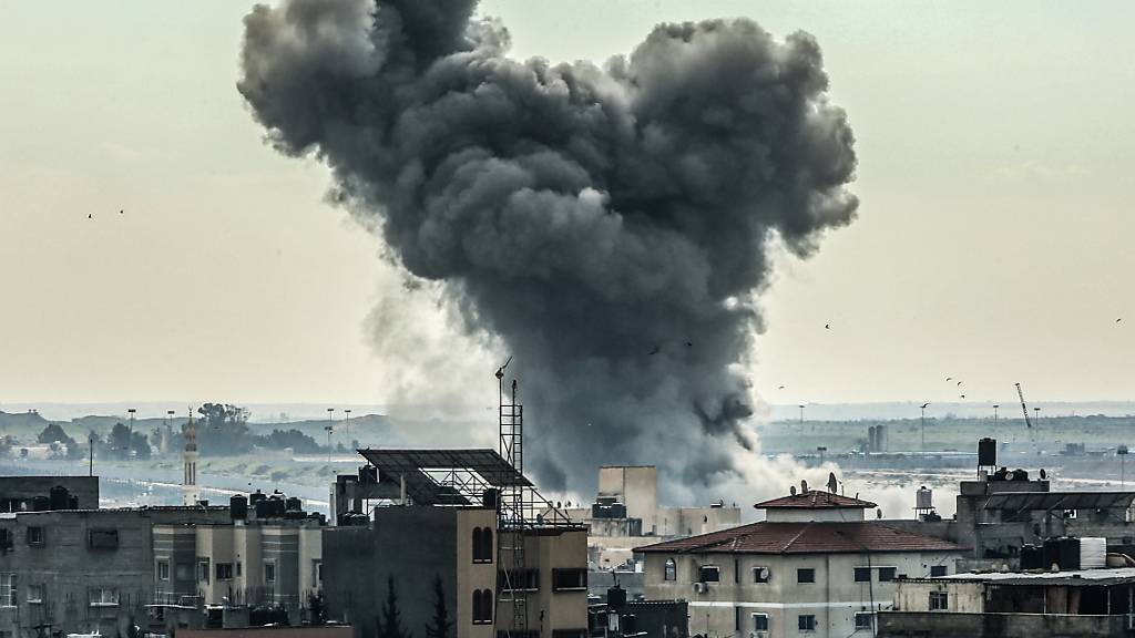 Rauch steigt nach einem israelischen Luftangriff über der Stadt Rafah auf. Foto: Abed Rahim Khatib/dpa