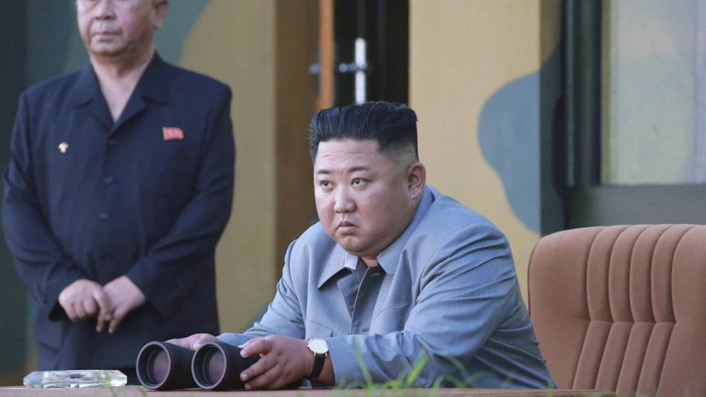 Der Diktator Nordkoreas Kim Jong Un (Bildmitte) hat den fünften Waffentest innerhalb weniger Tage erneut persönlich mitverfolgt und sich anschliessend zufrieden über die Ergebnisse gezeigt.