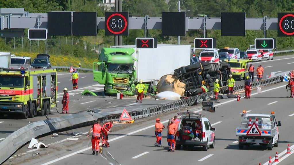 Lastwagen mit Apfelwein kippt auf A1 um — vier Verletzte