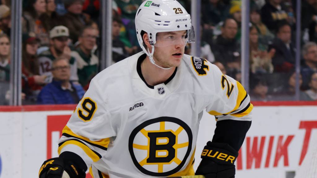 Der schwedische Verteidiger Victor Söderström, hier bei einem NHL-Einsatz mit den Boston Bruins im Dezember 2025, erhielt beim EHC Biel einen Zweijahresvertrag