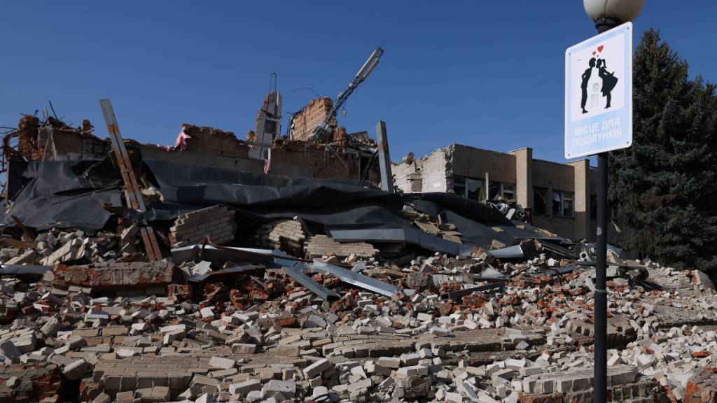 ARCHIV - Ein zerstörtes Gebäude ist in der Stadt Huljajpole zu sehen. Huljajpole liegt etwa 3 km von russischen Stellungen entfernt. Foto: David Young/dpa