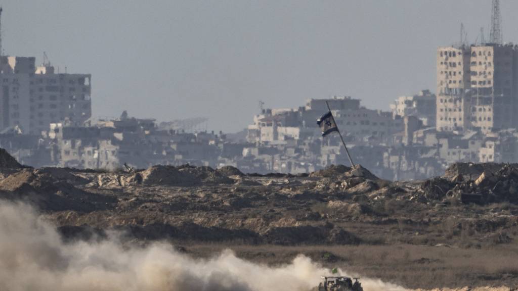 dpatopbilder - Ein israelisches gepanzertes Fahrzeug bewegt sich in einem Gebiet im Gazastreifen, vom Süden Israels aus gesehen. Foto: Maya Levin/AP/dpa/Symbolbild