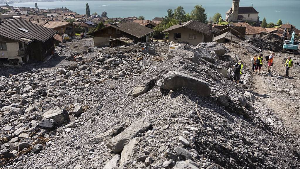 Provisorische Schutzdämme sollen in Brienz noch Schlimmeres verhindern. Die Schutzmassnahmen haben sich während der Regenfälle vom Wochenende bewährt.