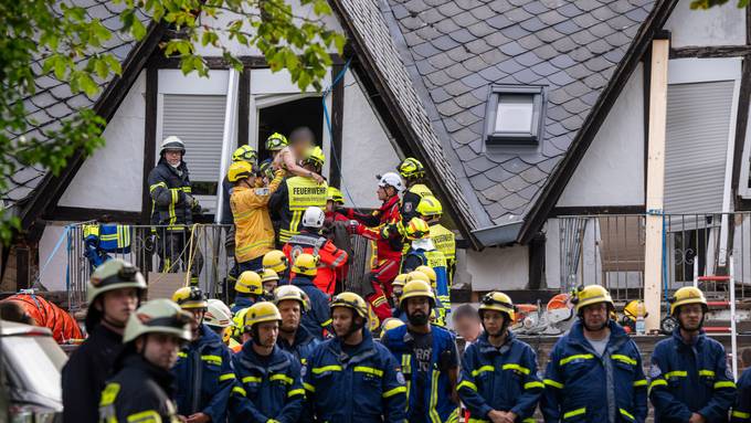 Zwei Tote nach Hoteleinsturz, weitere Person lebend geborgen