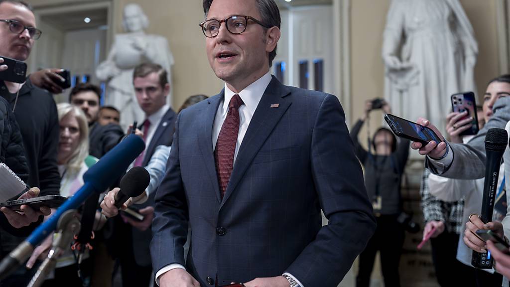 Der Sprecher des Repräsentantenhauses Mike Johnson beantwortet Fragen von Reportern, kurz nachdem das Repräsentantenhaus 95 Milliarden Dollar an Auslandshilfe für die Ukraine, Israel und andere US-Verbündete bewilligt hat. Foto: J. Scott Applewhite/AP/dpa