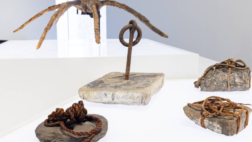 Verschiedene Schiffsanker in der Ausstellung «Zwölftausend Dinge - Anfänge der Sammlung Europa» im Museum der Kulturen Basel.